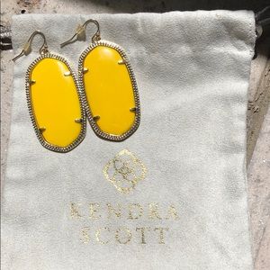 VERY RARE! Kendra Scott Earrings